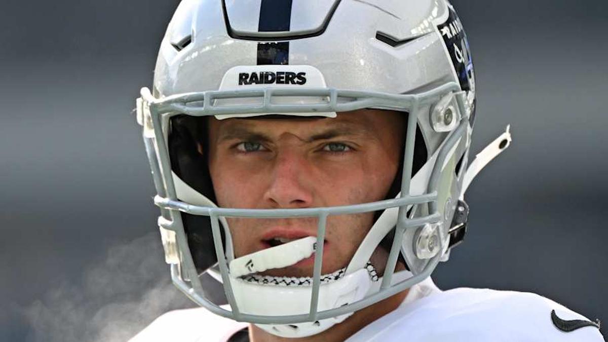  Dec 14, 2025; Philadelphia, Pennsylvania, USA; Las Vegas Raiders tight end Brock Bowers (89) against the Philadelphia Eagles at Lincoln Financial Field. Mandatory Credit: Eric Hartline-Imagn Images | Eric Hartline-Imagn Images 