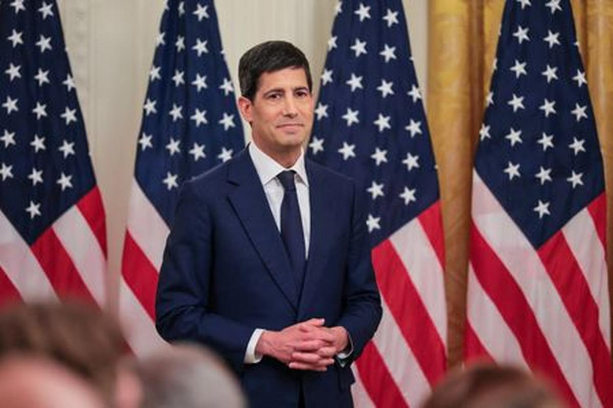 Incoming Federal Reserve Chair Kevin Warsh stands in the East Room during his swearing-in ceremony, at the White House in Washington, D.C., U.S., May 22, 2026. REUTERS/Jonathan Ernst
