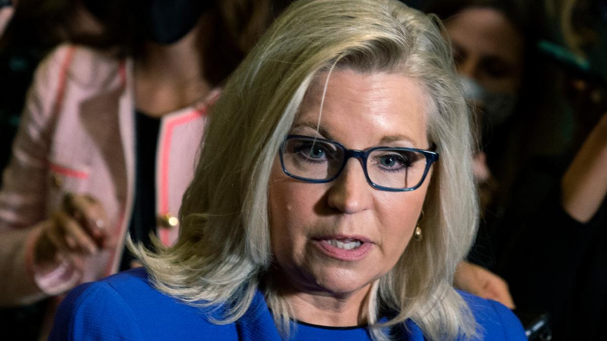La representante republicana Liz Cheney habla con la prensa en el Capitolio el miércoles, 12 de mayo del 2021 tras ser despojada de su puesto en la conducción de la minoría republicana de la cámara baja por sus críticas al expresidente Donald Trump. (AP Foto/Manuel Balce Ceneta)