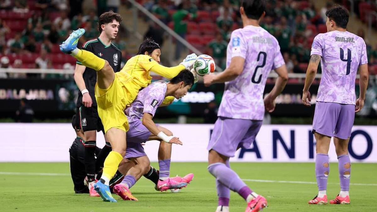  A beyond egregious South Korean blunder decided the match in Mexico's favor. | Luke Hales/Getty Images 