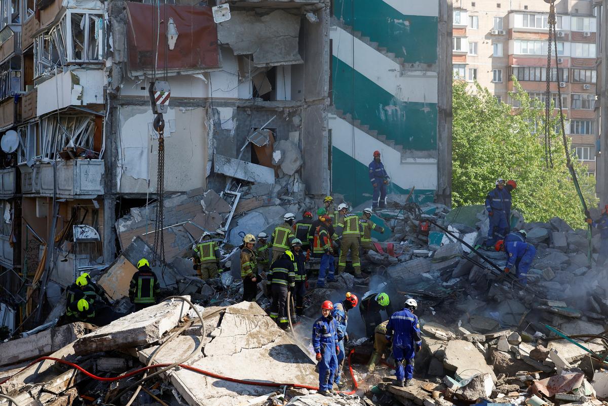 Rescuers work at the site of an apartment building damaged during Russian missile and drone strikes, amid Russia's attack on Ukraine, in Kyiv, Ukraine May 14, 2026. REUTERS/Valentyn Ogirenko