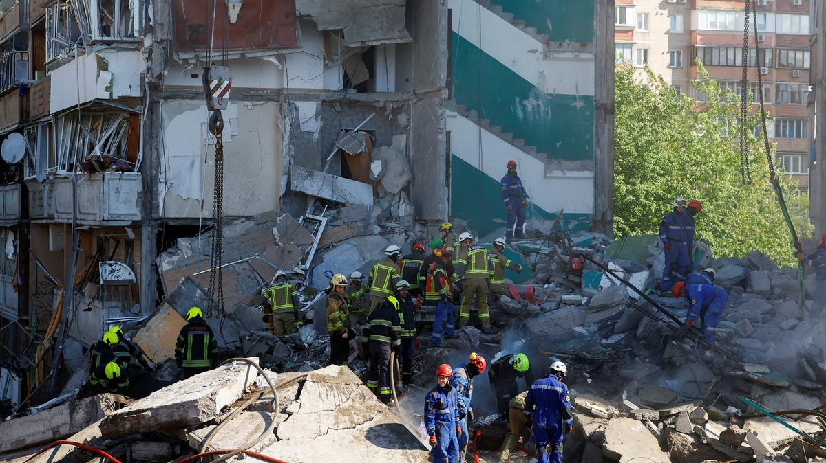 Rescuers work at the site of an apartment building damaged during Russian missile and drone strikes, amid Russia's attack on Ukraine, in Kyiv, Ukraine May 14, 2026. REUTERS/Valentyn Ogirenko