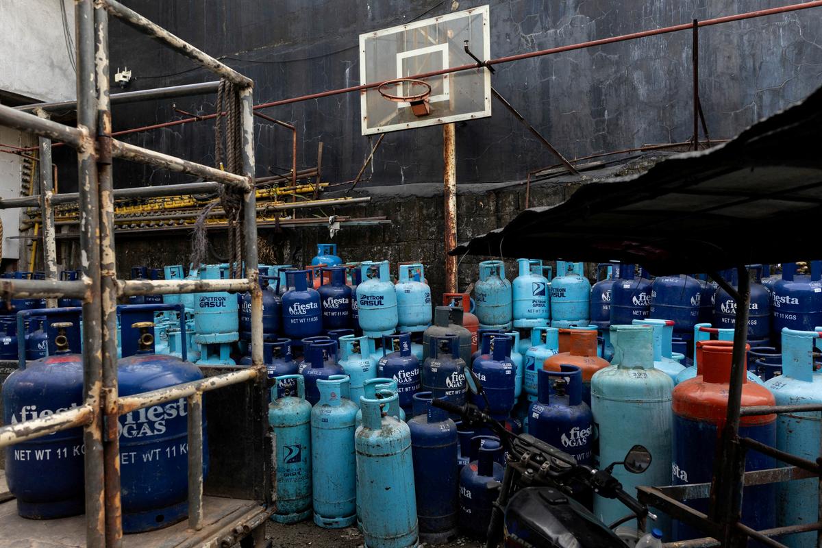 FILE PHOTO: Tanks of liquefied petroleum gas (LPG) are stocked at a store amid rising fuel prices due to disruptions caused by the Iran war, in Manila, Philippines, April 15, 2026. REUTERS/Eloisa Lopez/File Photo