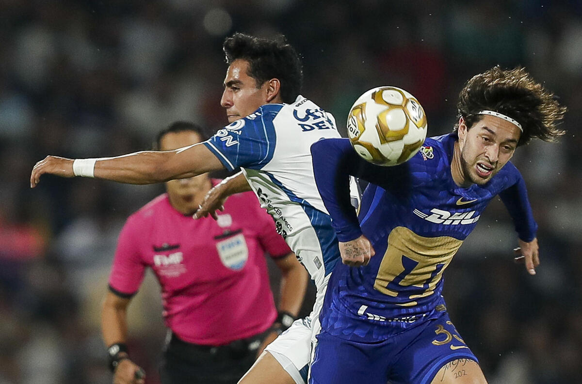 Jordan Carrillo (d), de Pumas UNAM, disputa un balón con Elías Montiel, de Pachuca, durante un partido por las semifinales de la Liga MX entre Pumas UNAM y Pachuca en el estadio Olímpico Universitario en Ciudad de México (México). EFE/Isaac Esquivel