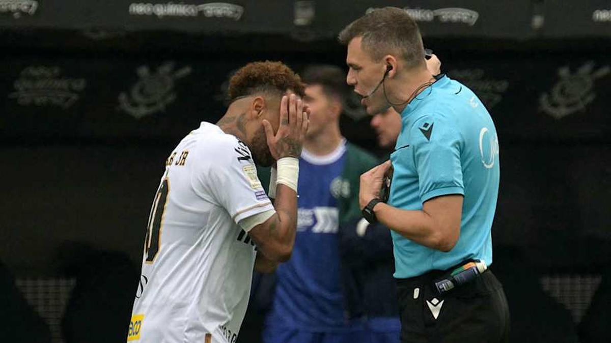  Neymar was forced to substitute off of the pitch. | NELSON ALMEIDA / AFP via Getty Images 