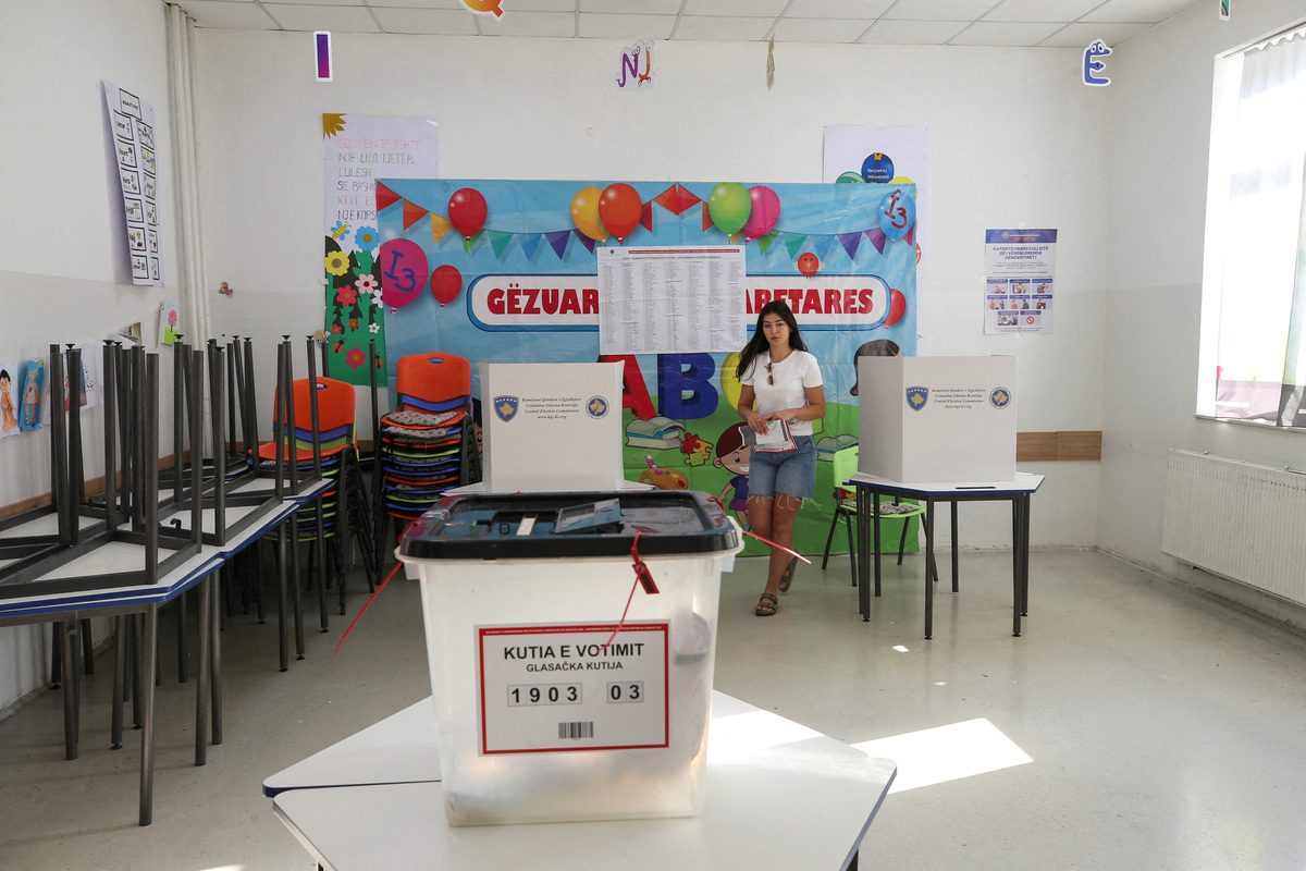 A woman votes during a snap parliamentary election in Pristina, Kosovo, June 7, 2026. REUTERS/Ognen Teofilovski