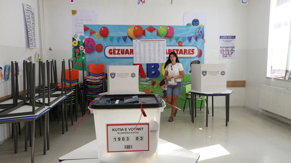 A woman votes during a snap parliamentary election in Pristina, Kosovo, June 7, 2026. REUTERS/Ognen Teofilovski