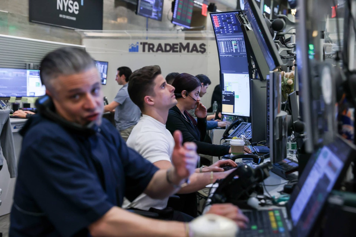  Anthropic picks Goldman Sachs and Morgan Stanley to lead its IPO. 
