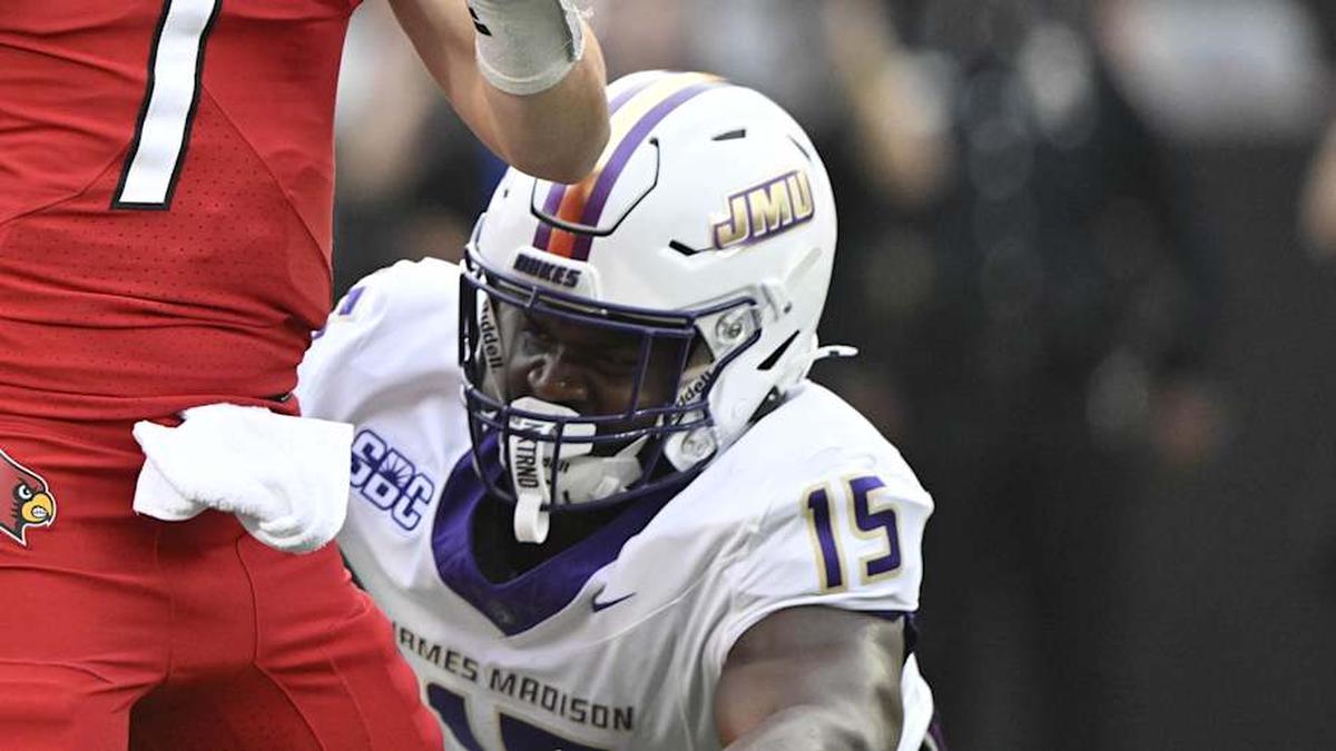  Sep 5, 2025; Louisville, Kentucky, USA; Louisville Cardinals quarterback Miller Moss (7) looks to pass under the pressure of James Madison Dukes defensive end Sahir West (15) during the first quarter at L&N Federal Credit Union Stadium. Mandatory Credit: Jamie Rhodes-Imagn Images | Jamie Rhodes-Imagn Images 