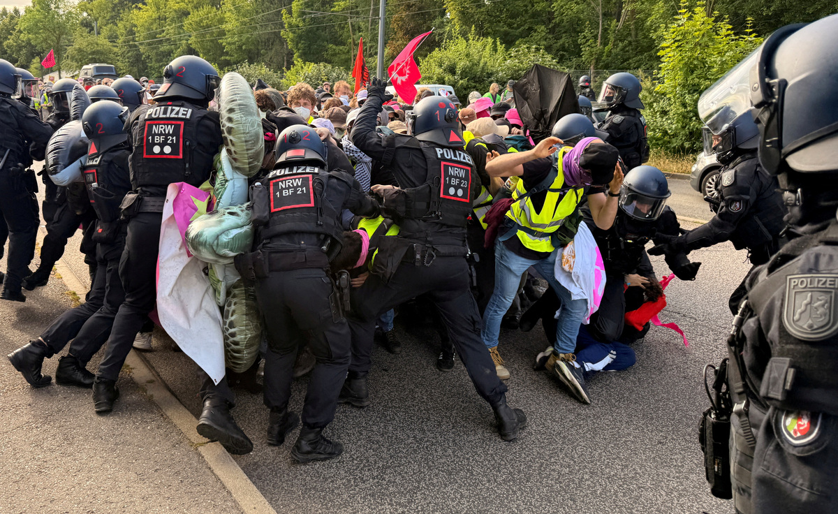 Police clash with activists, protesting against a two-day party convention of Germany's far-right Alternative for Germany (AfD) party, in Erfurt, Germany, July 4, 2026. REUTERS/Frank Simon