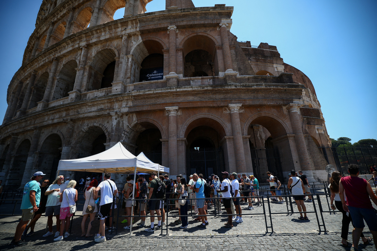 Tourists queue under the sun outside the Colosseum during hot weather in Rome, Italy, June 20, 2026. REUTERS/Guglielmo Mangiapane