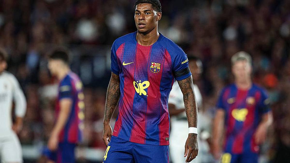 Marcus Rashford is waiting for a Barcelona offer that may not now come. | Gongora/NurPhoto/Getty Images) 
