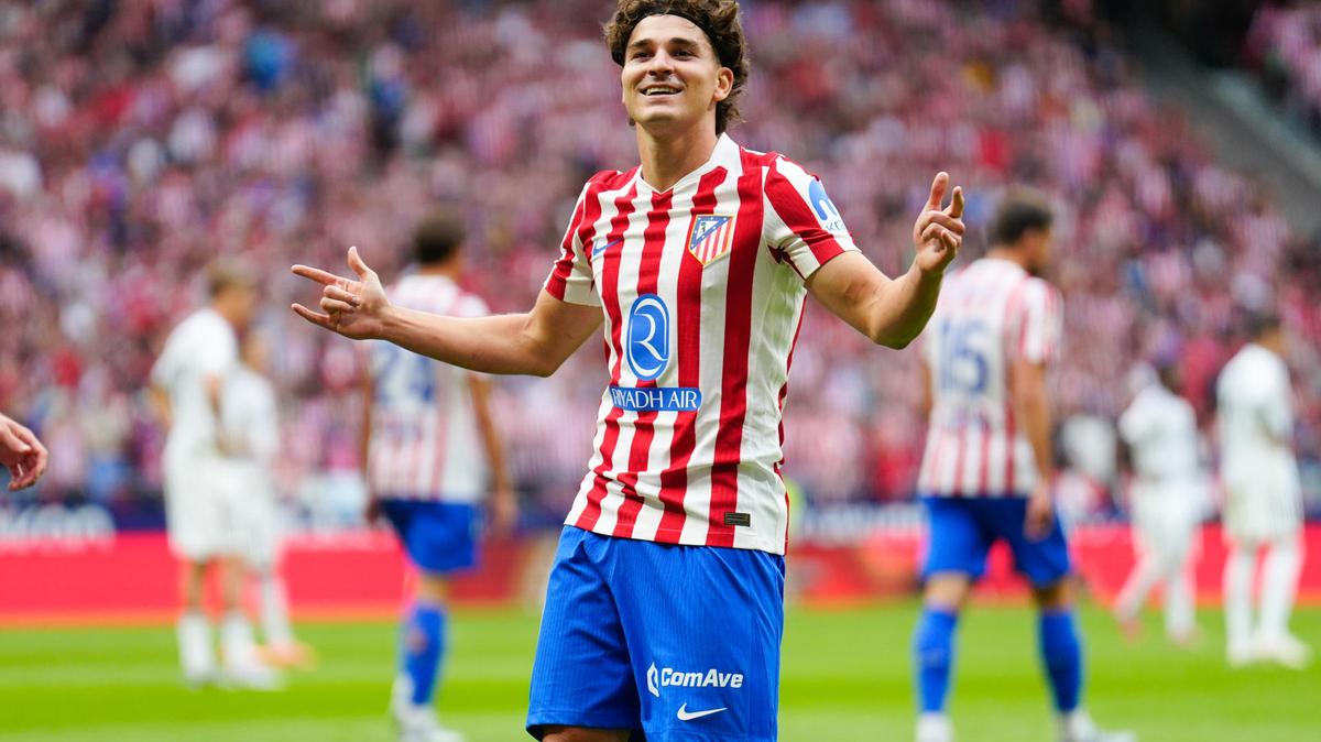 Julián Álvarez celebra el gol del 4-2 al Real Madrid. EFE/Borja Sánchez-Trillo