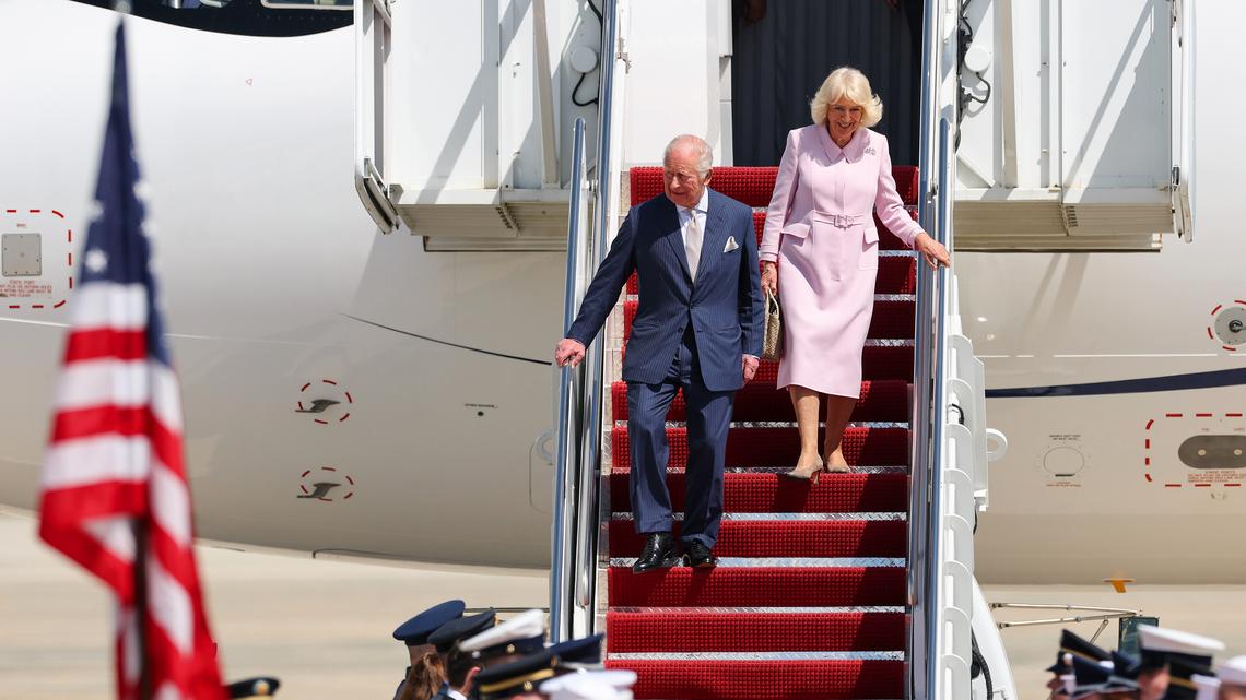 El rey Carlos III y la reina Camilla descienden de su avión a su llegada, en el primer día de su visita de Estado a los Estados Unidos, el 27 de abril de 2026, en la Base Conjunta Andrews, Maryland. La visita incluirá paradas en la capital de la nación, la ciudad de Nueva York y Virginia, programadas para celebrar el 250.º aniversario de la independencia de los Estados Unidos de América.