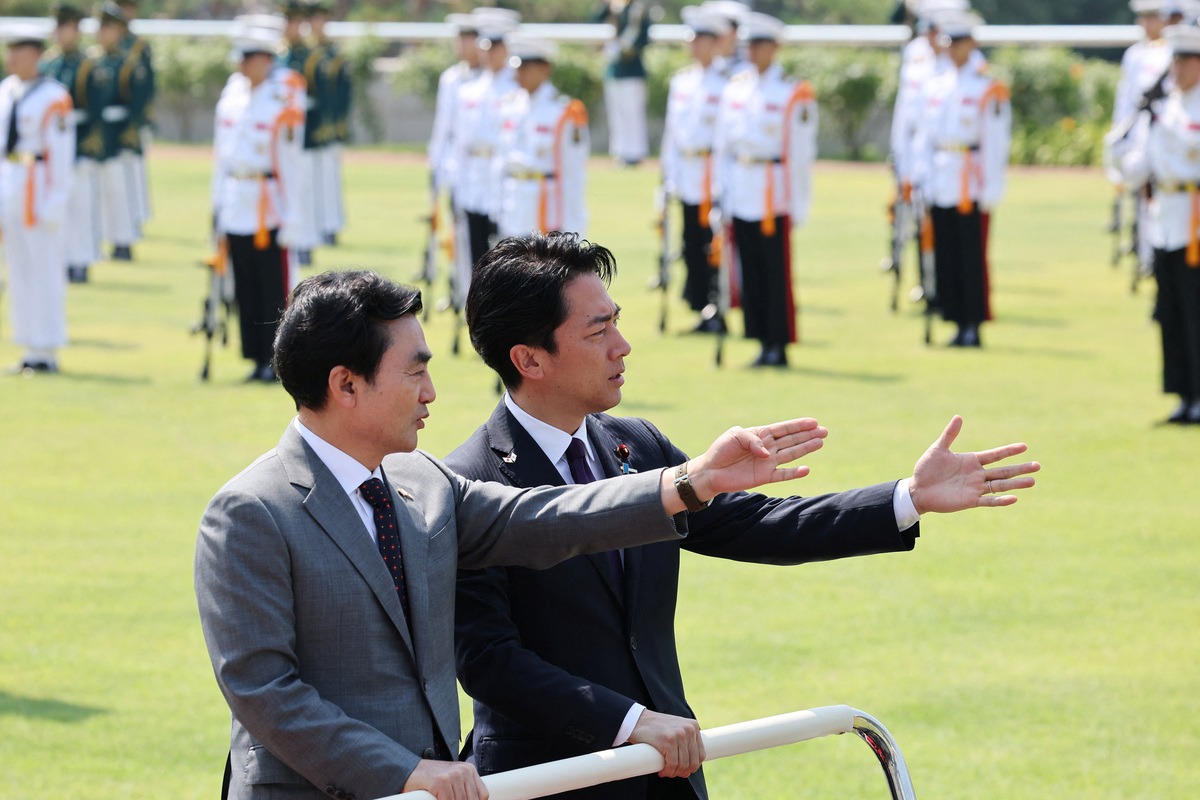 Japanese Defence Minister Shinjiro Koizumi and South Korean Defence Minister Ahn Gyu-back inspect honor guards during a welcoming ceremony before their meeting at the Defence Ministry in Seoul, South Korea, June 28, 2026.   REUTERS/Kim Hong-Ji/Pool