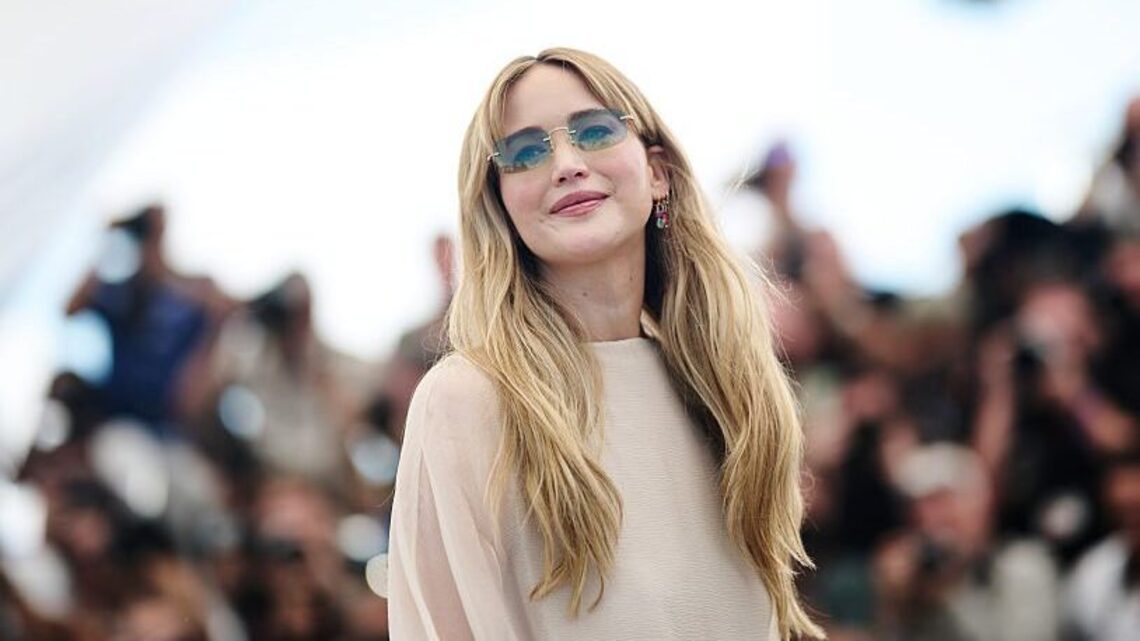 Copy Jennifer Lawrence's Slouchy-but-Chic Shoulder Bag Style for $24 