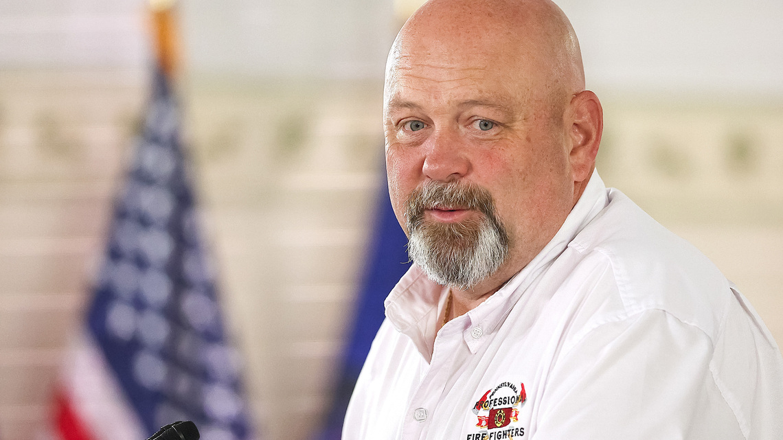 Ronald Brownstein: Can blue-collar Democrats win back blue-collar voters? 