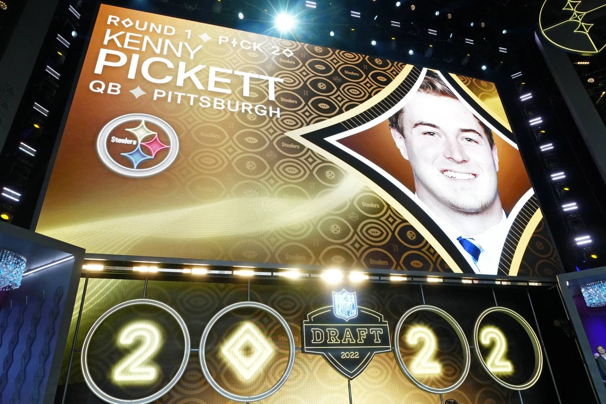  Apr 28, 2022; Las Vegas, NV, USA; Pittsburgh quarterback Kenny Pickett is announced as the twentieth overall pick to the Pittsburgh Steelers during the first round of the 2022 NFL Draft at the NFL Draft Theater. Mandatory Credit: Kirby Lee-USA TODAY Sports reuters.com,2022:newsml_MT1USATODAY18170930:1519501224