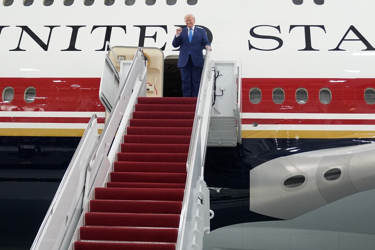  President Donald Trump exits the newly designated Air Force One presidential aircraft following a tour at Joint Base Andrews, Md., Friday, June 19, 2026. (AP Photo/Manuel Balce Ceneta) 