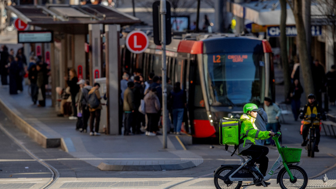 Australia sets 'world-leading' minimum pay and insurance rules for gig delivery workers 