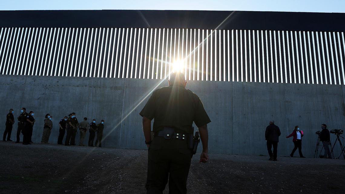 Foto de archivo del 29 de octubre de 2020 que muestra un agente de la patrulla fronteriza de EEUU en la barrera fronteriza en McAllen, Texas.  