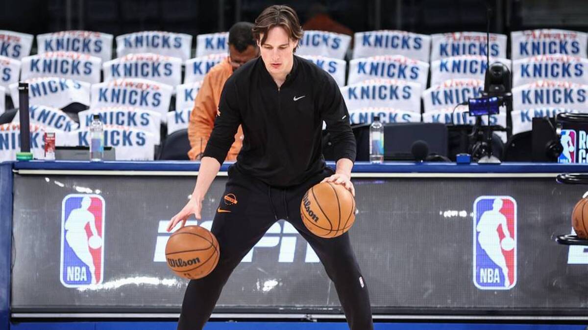  Reserve Tyler Kolek wasn't immediately recognized by police after leaving his float during the Knicks parade. | Wendell Cruz-Imagn Images 