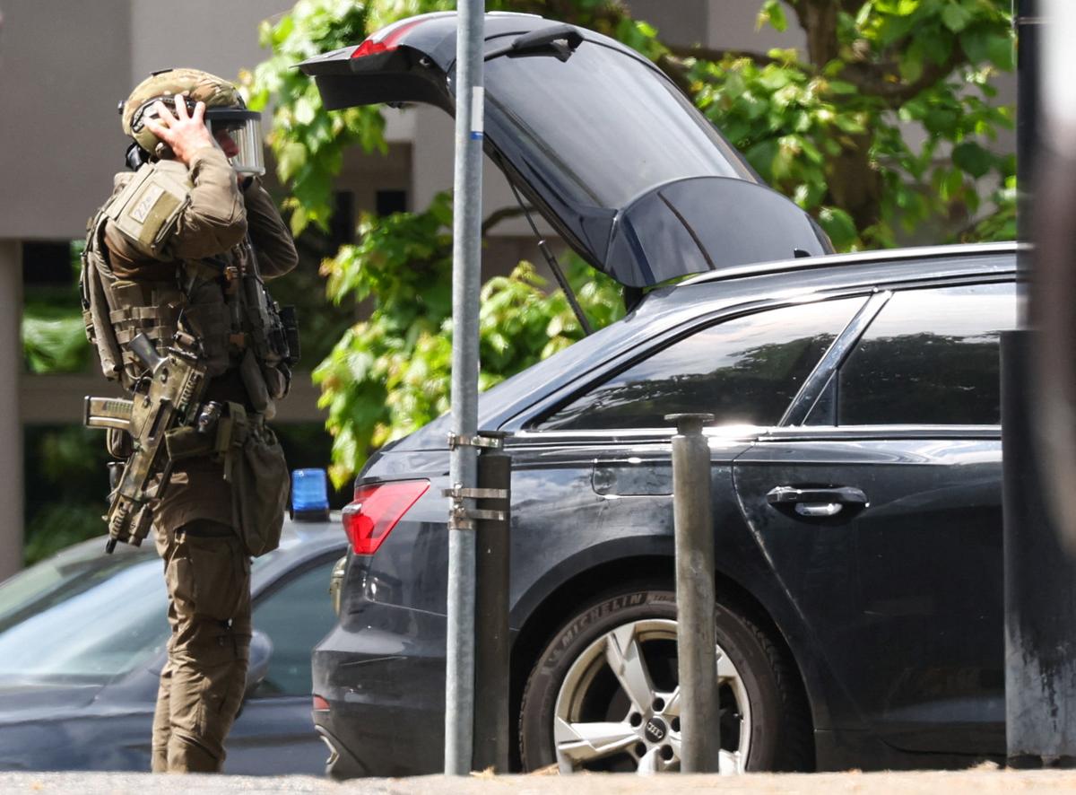 Member of the German special police forces prepares during operations in response to a hostage-taking situation, at a savings bank branch in the western town of Sinzig, near Bonn, in the state of Rhineland-Palatinate, Germany, May 8, 2026. REUTERS/Thilo Schmuelgen