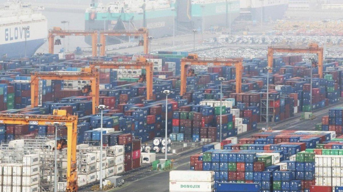 Containers for export are stacked at a port in Pyeongtaek, around sixty kilometers south of Seoul, South Korea. Photo by YONHAP / EPA