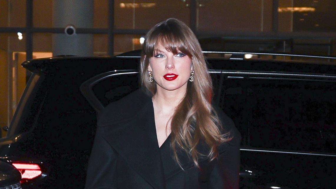 Taylor Swift's Rich-Girl Coat Pulls Any Outfit Together 