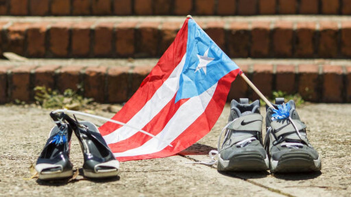 Unos zapatos representan a personas fallecidas durante el paso del huracán María. Después del azote, muchos puertorriqueños emigraron definitivamente a territorio continental de Estados Unidos en busca de refugio.