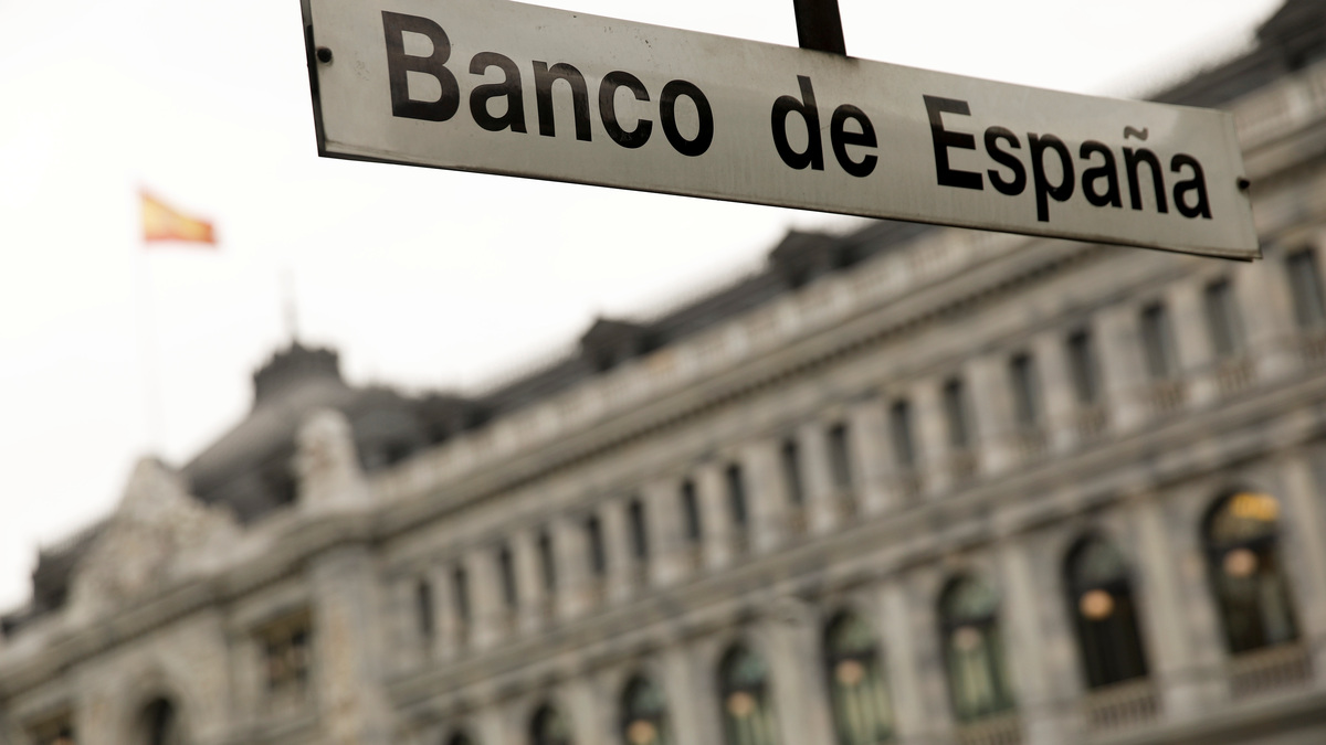 The metro station of Bank of Spain is seen in front of the Bank of Spain building in Madrid, Spain, May 22, 2018.  REUTERS/Juan Medina