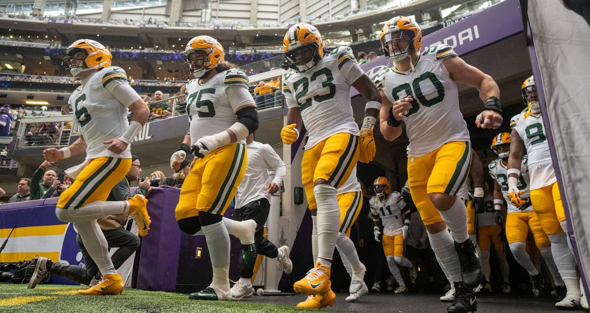  Green Bay Packers players before the Week 18 game. 