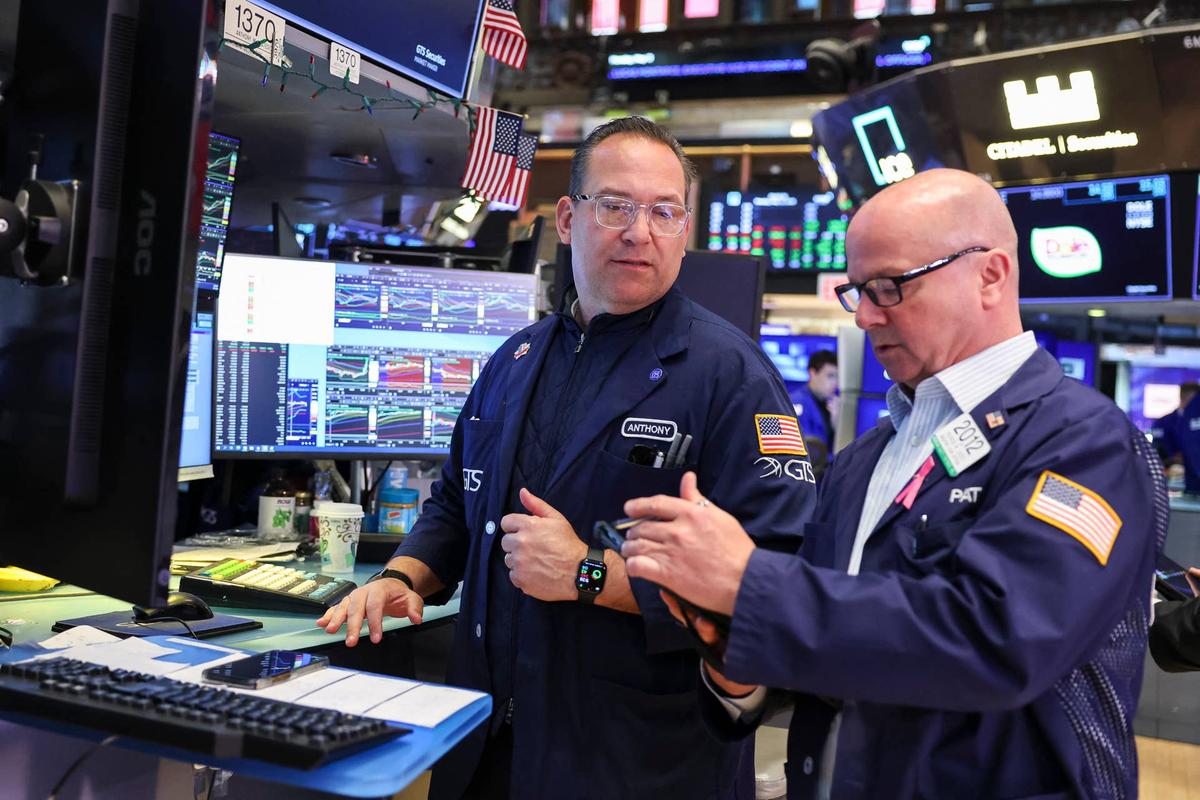  Palantir jumps 10% after Dell earnings boost AI partnership. 