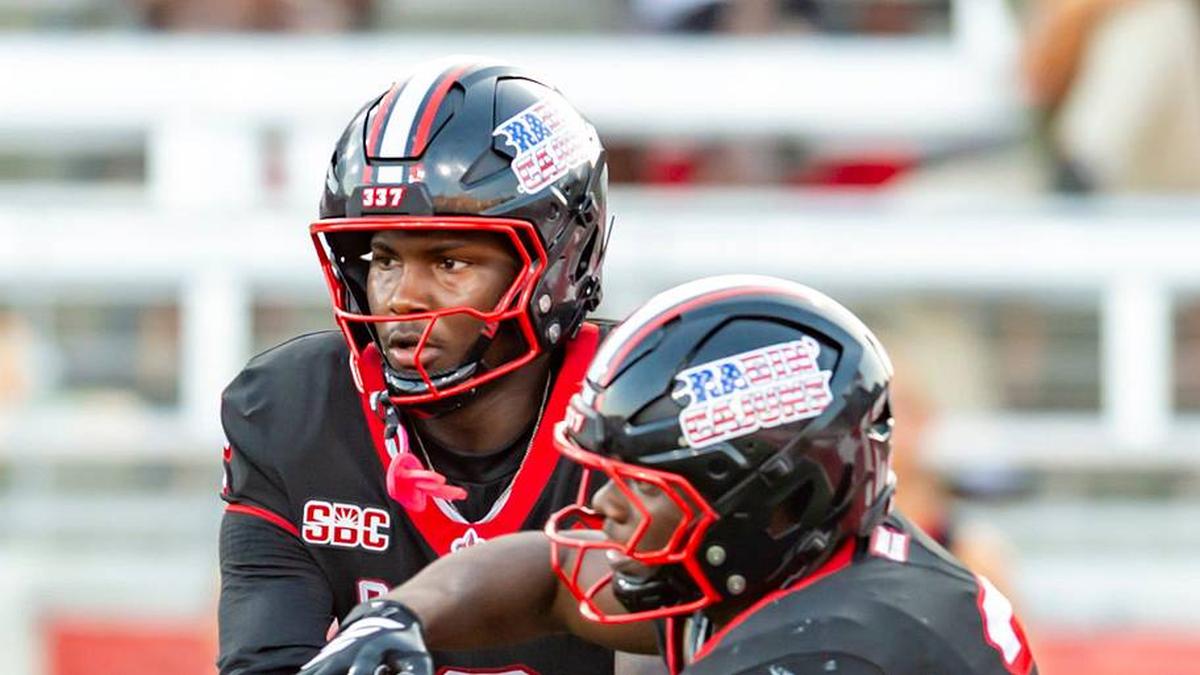  Cajuns quarterback Lunch Winfield 2 hands off to Zylan Perry 3, Louisianas Ragin Cajuns take on Texas State Football. Saturday, Nov. 8, 2025. | SCOTT CLAUSE / USATODAY Network / USA TODAY NETWORK via Imagn Images 