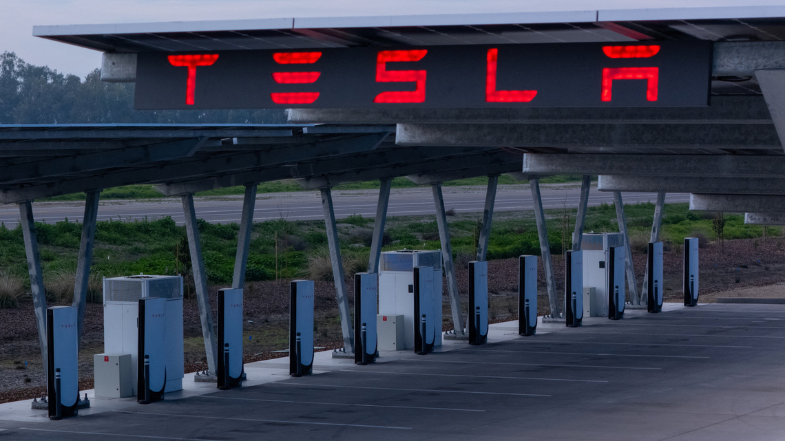 Tesla energy executive Snyder steps down, WSJ reports 