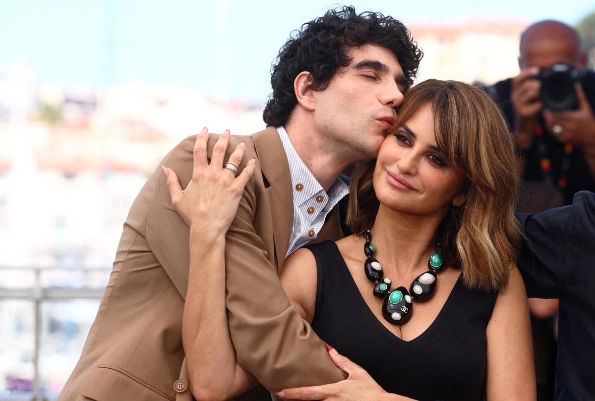 Director Javier Calvo poses with cast member Penelope Cruz during a photocall for the film "La bola negra" (The Black Ball) in competition at the 79th Cannes Film Festival in Cannes, France, May 22, 2026. REUTERS/Manon Cruz