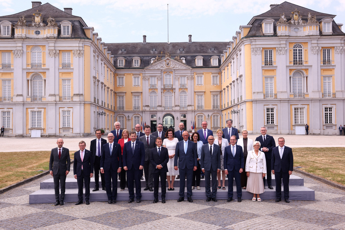 French Foreign Minister Jean-Noel Barrot, German Foreign Minister Johann Wadephul, French Economy and Finance Minister Roland Lescure, German Finance Minister Lars Klingbeil, French President Emmanuel Macron, German Chancellor Friedrich Merz, French Interior Minister Laurent Nunez, German Interior Minister Alexander Dobrindt, French Armed Forces Minister Catherine Vautrin, German Defence Minister Boris Pistorius, French Labour Minister Jean‑Pierre Farandou, German Labour Minister Baerbel Bas, French Higher Education, Research and Space Minister Philippe Baptiste, German Research, Technology and Space Minister Dorothee Baer, French Sports and Youth Minister Marina Ferrari, German Education and Youth Minister Karin Prien, French Minister Delegate for Artificial Intelligence (AI) and Digital Technology Anne Le Henanff, German Digital Transformation Minister Karsten Wildberger, German ambassador to France Stephan Steinlein, French Minister Delegate for Industry Sebastien Martin, German Parliamentary State Secretary at the Economy and Energy Ministry Stefan Rouenhoff, French Minister Delegate for Europe Benjamin Haddad, German Minister of State for Europe Gunther Krichbaum, and French ambassador to Germany Francois Delattre stand for a family photo at Schloss Augustusburg in Bruehl, Germany, July 17, 2026. REUTERS/Thilo Schmuelgen