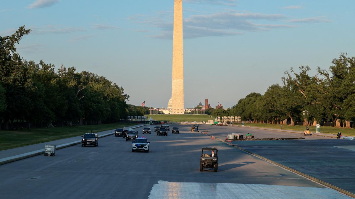 FILE PHOTO: U.S. President Donald Trump's motorcade drives on the Lincoln Memorial Reflecting Pool as it undergoes renovations, with the Washington Monument and U.S. Capitol building in the background, in Washington, D.C., U.S., May 7, 2026. REUTERS/Kylie Cooper/File Photo