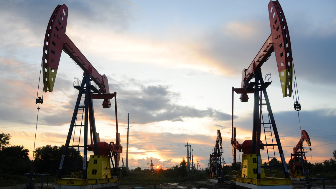 Oil heads for weekly gain as Middle East supply risks persist