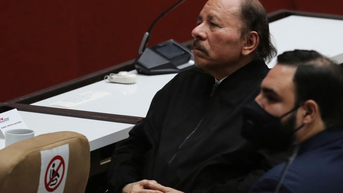 El presidente de Nicaragua, Daniel Ortega, asiste a la ceremonia de clausura de la XX Cumbre del ALBA, en el Palacio de Convenciones de La Habana, Cuba, el martes 14 de diciembre de 2021. (AP Foto/Ismael Francisco)