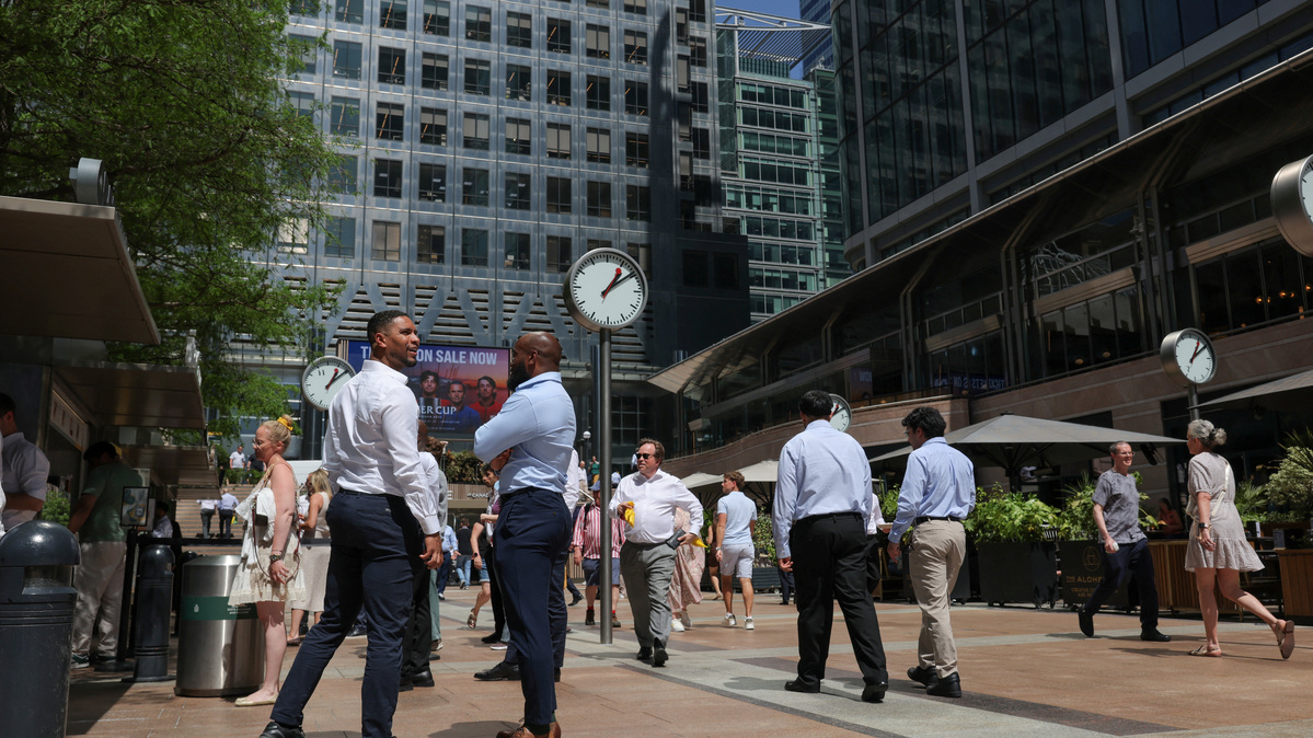 People wait at a food vendor at lunchtime in the financial district of Canary Wharf in London, Britain, May 26, 2026. REUTERS/Kevin Coombs