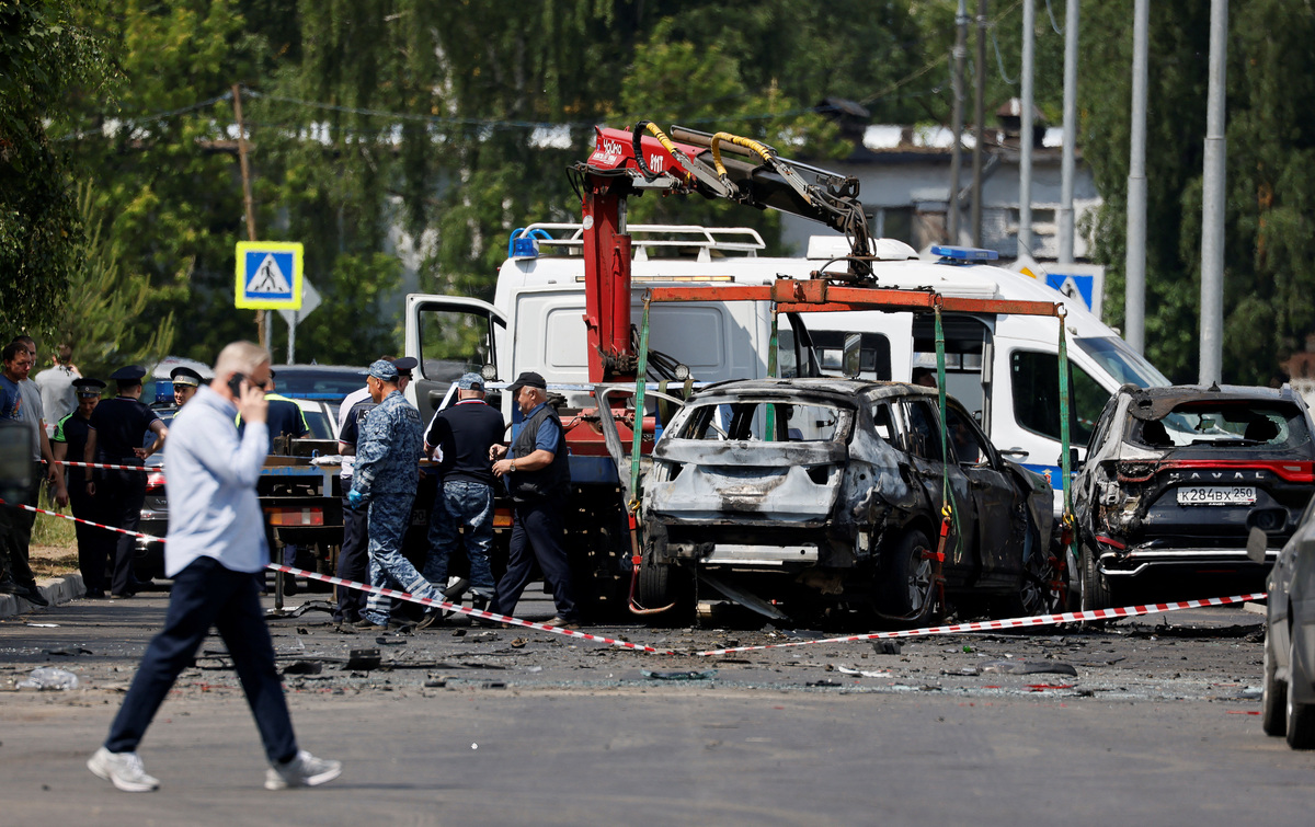 Investigators work at the scene of a car explosion, which killed the driver, in the city of Balashikha in the Moscow region, Russia, June 9, 2026. REUTERS/Yulia Morozova