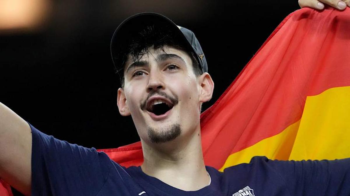  Michigan Wolverines center Aday Mara (15) celebrates the team's NCAA men's basketball tournament national championship victory Monday, April 6, 2026, after defeating the UConn Huskies 69-63 at Lucas Oil Stadium in Indianapolis. | Christine Tannous/IndyStar / USA TODAY NETWORK via Imagn Images 