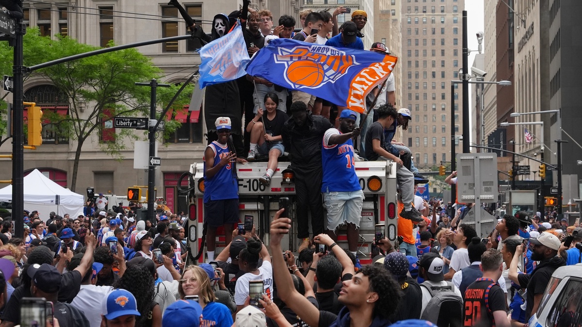 Knicks Championship Parade Basketball. Fans celebrate during the New York Knicks' NBA championship parade Thursday, June 18, 2026, in New York. (AP Photo/Ryan Murphy)