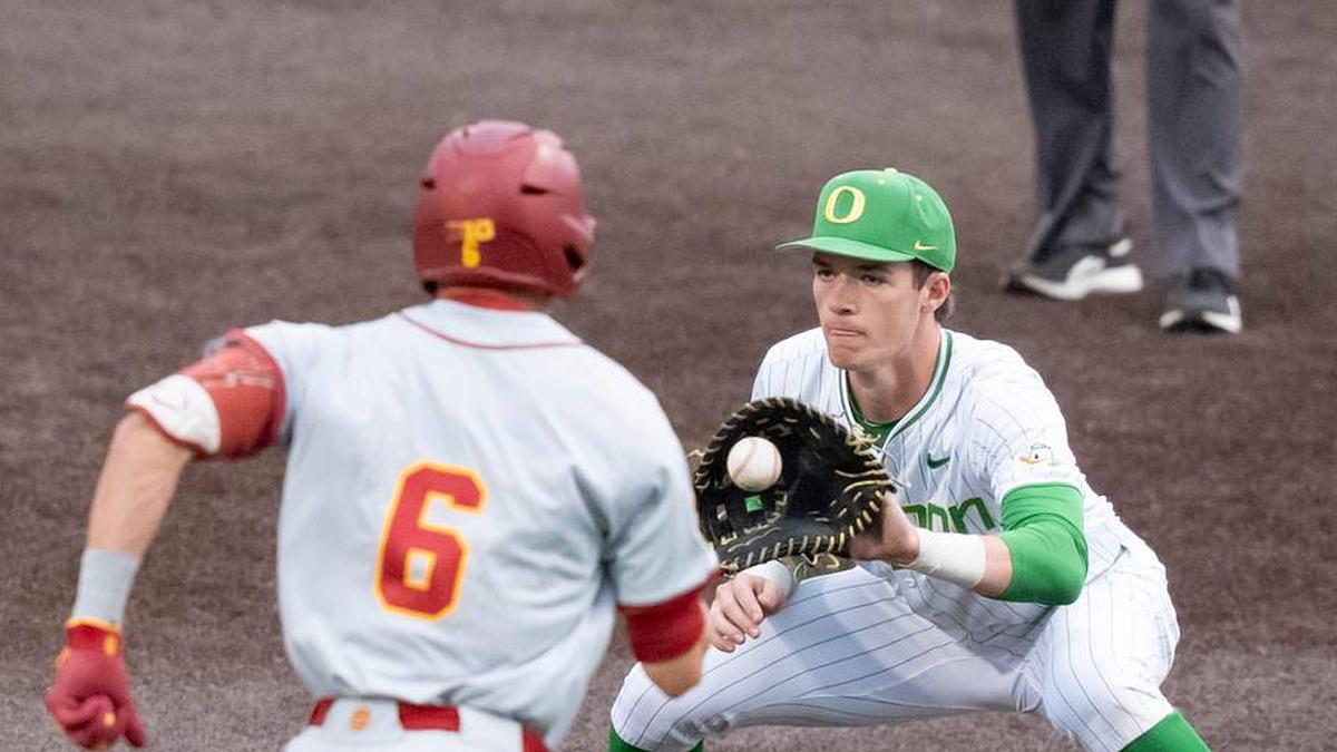  Oregon's Brayden Jaksa, right, makes a catch at first for an out as USC infield Dean Carpentier runs in as the Oregon Ducks host the USC Trojans on May 14, 2026, in Eugene, Oregon. | Ben Lonergan/The Register-Guard / USA TODAY NETWORK via Imagn Images 