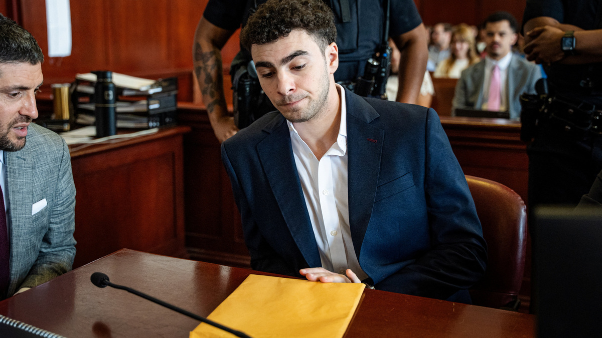 Luigi Mangione appears for a pre-trial hearing at Manhattan Criminal Court in New York, U.S., Wednesday, June 17, 2026.     Angelina Katsanis/Pool via REUTERS