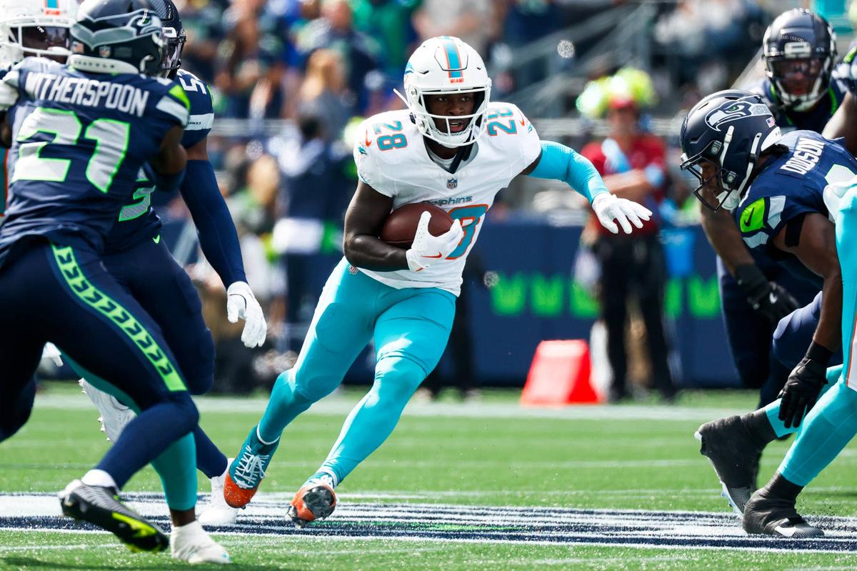 Miami Dolphins running back DeVon Achane (28) rushes against the Seattle Seahawks. 