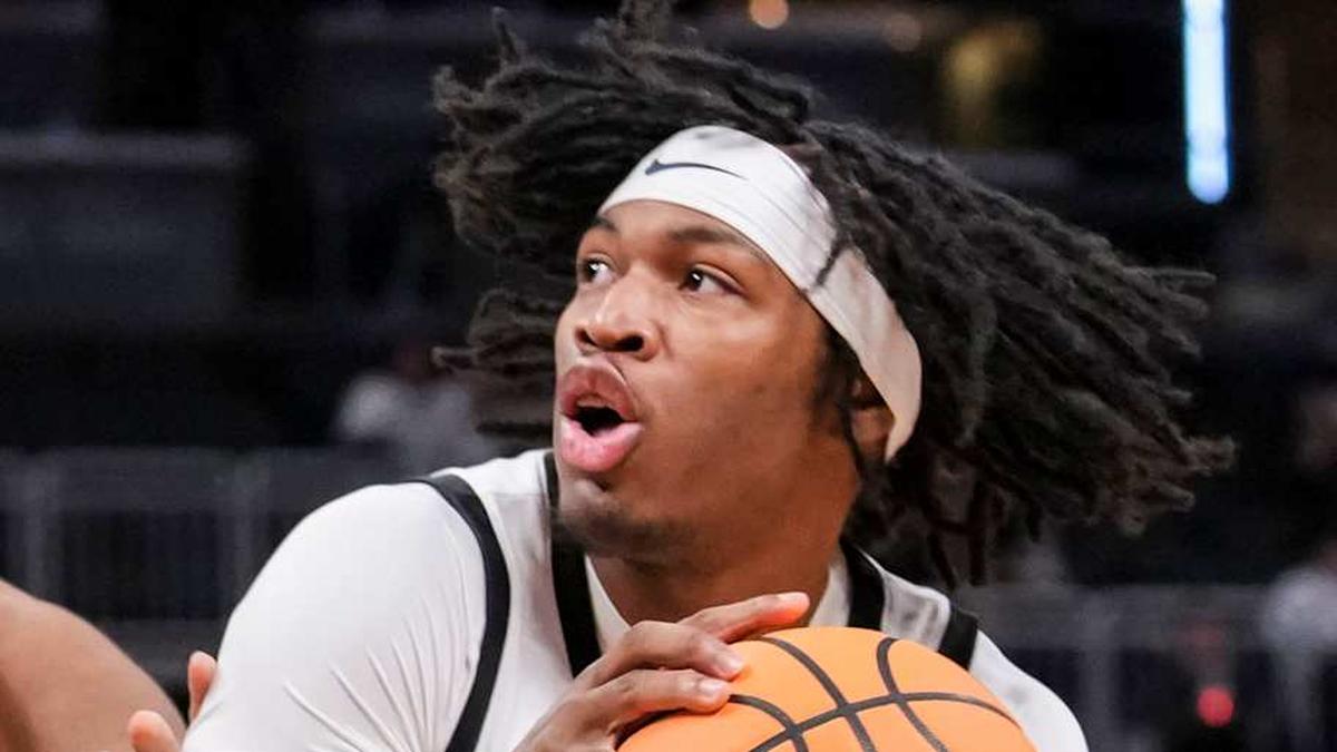  Northwestern Wildcats forward Tre Singleton (8) guards Butler Bulldogs guard Azavier Robinson (23) on Saturday, Dec. 20, 2025, during a 2025 Indy Classic game between the Butler Bulldogs and the Northwestern Wildcats at Gainbridge Fieldhouse in Indianapolis. | Grace Smith/IndyStar / USA TODAY NETWORK via Imagn Images 