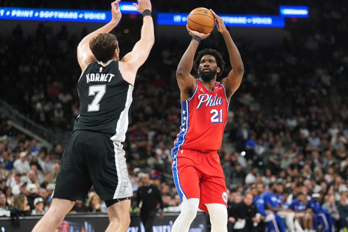  Philadelphia 76ers center Joel Embiid (21) shoots over San Antonio Spurs center Luke Kornet (7) during the second half at Frost Bank Center. Scott Wachter-Imagn Images