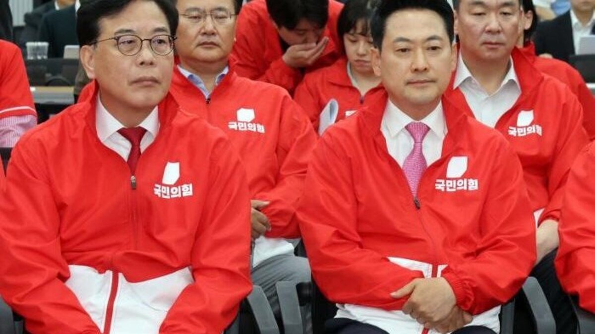 People Power Party election committee chairman Jang Dong-hyeok, co-chairman Song Eon-seok and other party leaders watch exit poll results for the June 3 local elections and by-elections at the party headquarters in Seoul on Wednesday. Photo by Asia Today
